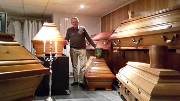 Heinrich Warnk hat sein Bestattungsunternehmen an Tochter und Enkelsohn übergeben.