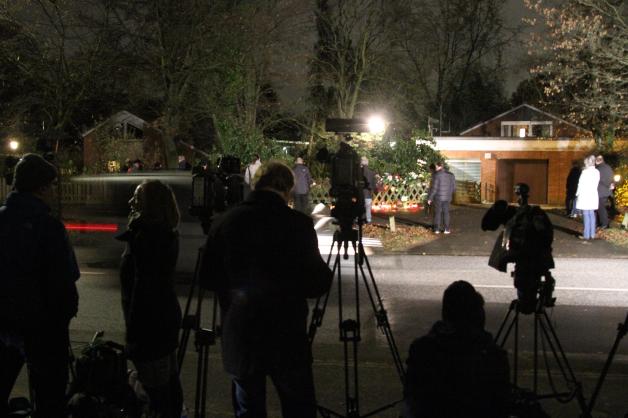 Menschen nehmen an Schmidts Haus in Hamburg Abschied, das Medieninteresse ist groß.