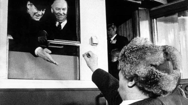 &gt;13. Dezember 1981 SED-Chef Honecker (r.) schenkt Bundeskanzler Helmut Schmidt (l.) nach dessen Besuch ein Bonbon.