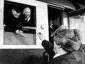 &gt;13. Dezember 1981 SED-Chef Honecker (r.) schenkt Bundeskanzler Helmut Schmidt (l.) nach dessen Besuch ein Bonbon.