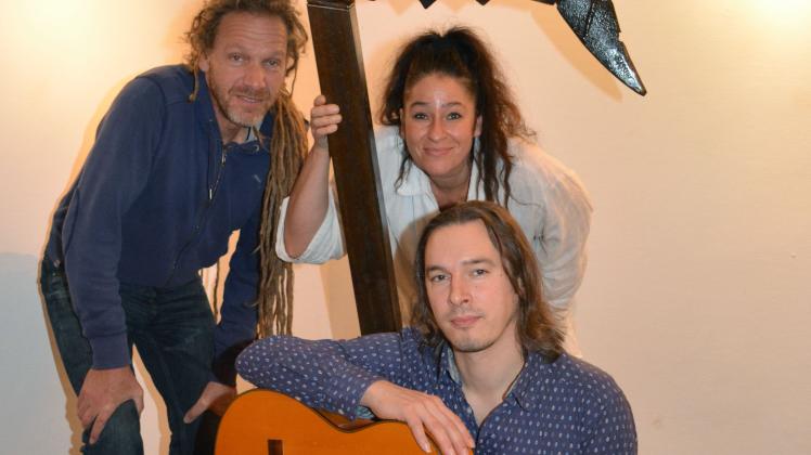 Freuen sich auf die Ausstellungseröffnung am kommenden Sonnabend: Diedel Klöver (links), Karin Weißenbacher und Björn Vollmer. 