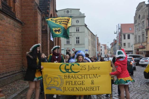 Nach den Projektstunden im Bürgerhaus zogen die Kinder – voran GCC-Mitglieder – lauthals singend zum Rathaus. Nach den Projektstunden im Bürgerhaus zogen die Kinder – voran GCC-Mitglieder – lauthals singend zum Rathaus.