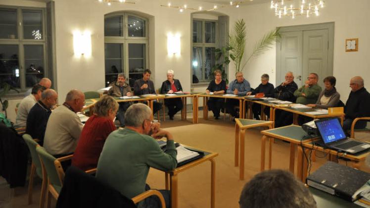 Von Gudrun Stein (Mi. r.) erfuhr der Amtsausschuss auf seiner jüngsten Sitzung am Dienstagabend das Neueste zum Thema Asylbewerber.