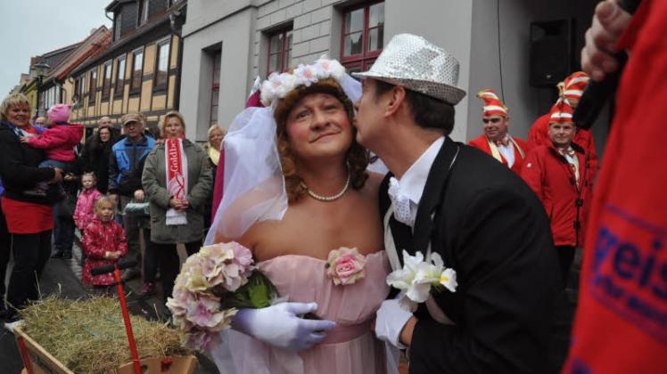 Noch vor der standesamtlichen Trauung im Goldberger Rathaus gibt es einen „Süßen“ vom Bräutigam für die „grazile“ Braut, wie Bürgermeister Peer Grützmacher sie nannte.