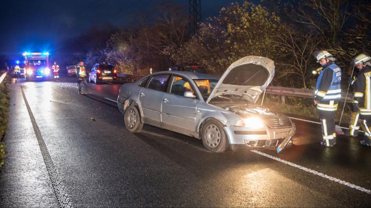 B200 Gesperrt: Zwei Autos Prallen Frontal Zusammen | SHZ