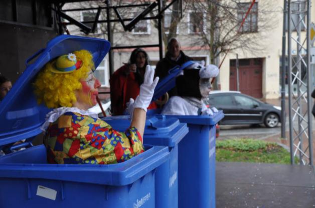 Das gibt es nur im Karneval: Papiertonnen mit tanzendem Inhalt. Fotos: Ralf Badenschier Das gibt es nur im Karneval: Papiertonnen mit tanzendem Inhalt. Fotos: Ralf Badenschier