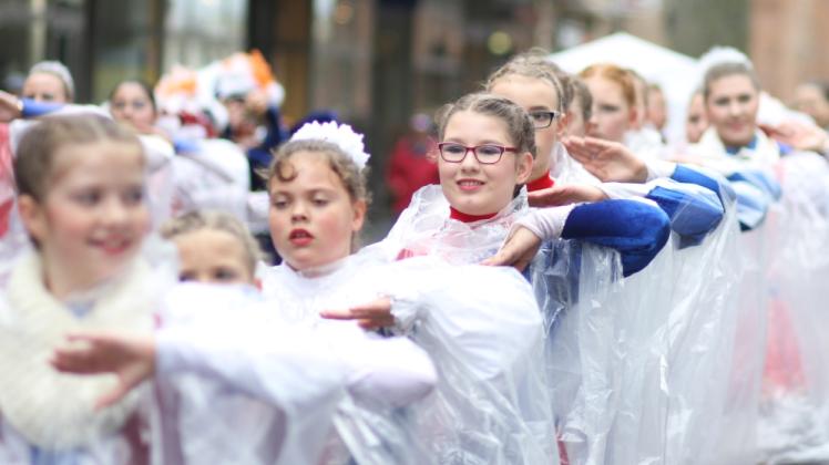 So bunt ist der Karneval in Rostock Bestens für das durchwachsene Wetter gewappnet ist der Garde-Nachwuchs des RKC.