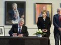 Bundespräsident Joachim Gauck trägt sich gestern im Beisein von Kanzlerin Angela Merkel im Bundeskanzleramt in Berlin in das Kondolenzbuch ein.