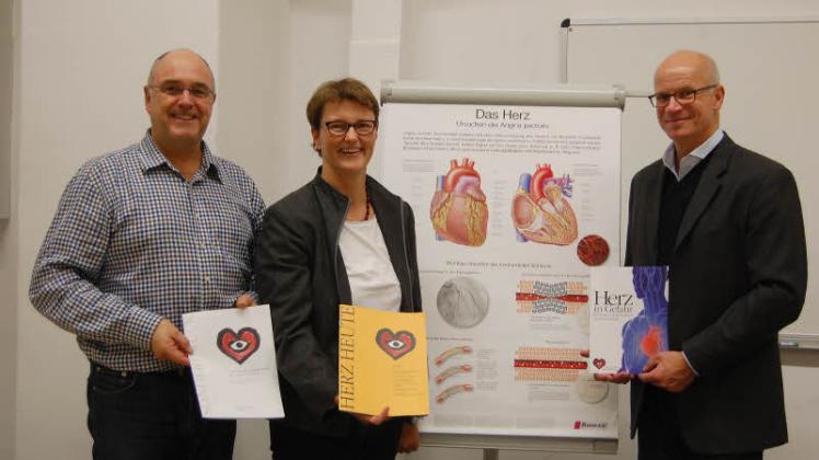 Maike Bünning vom VHS-Fachbereich „Gesundheit“ freut sich, dass sie Dr. med. Jens Freudenthal (l.) und Dr. med. Oliver Hader als Referenten für das Herzseminar gewinnen konnte.