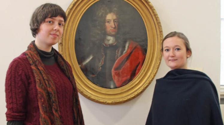 Cornelia Seiffert (l.) und Karoline Abel vor dem Portrait von Gustav Adolf.
