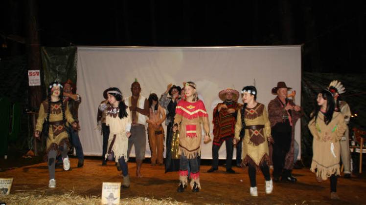 Gemeinsamer Tanz der Cowboys mit den Indianern. bei der diesejährigen Nachtwanderung Fotos: Andrea Hüller