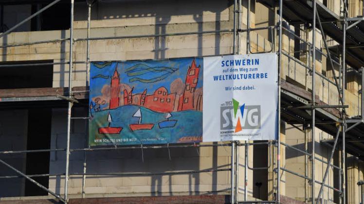 An einem Gerüst in den Waisengärten ist bereits das erste Banner mit einem Schlossbild zu sehen.  