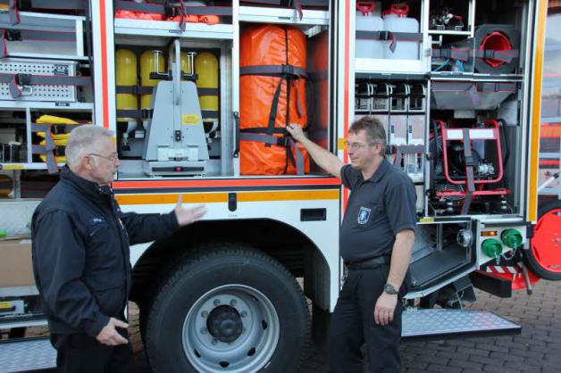 Besprechen die Ausstattung auf dem jüngsten Feuerwehrauto: WehrführerTies Tießen (links) und Gerätewart Sönke Rix.