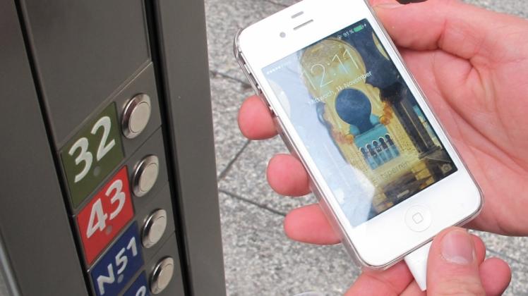 In Paris können Menschen an Bushaltestellen ihr Handy aufladen.