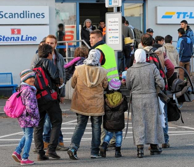 Flüchtlinge und Helfer gestern im Seehafen Rostock