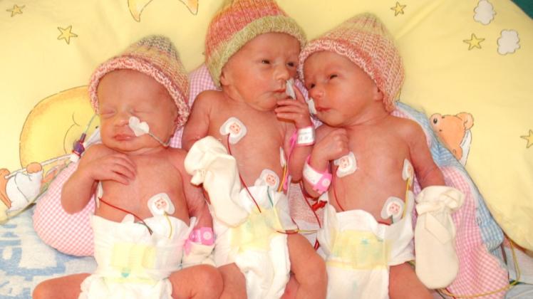 Nach der Geburt wohlauf sind die Schwestern Marla, Philine und Helena.