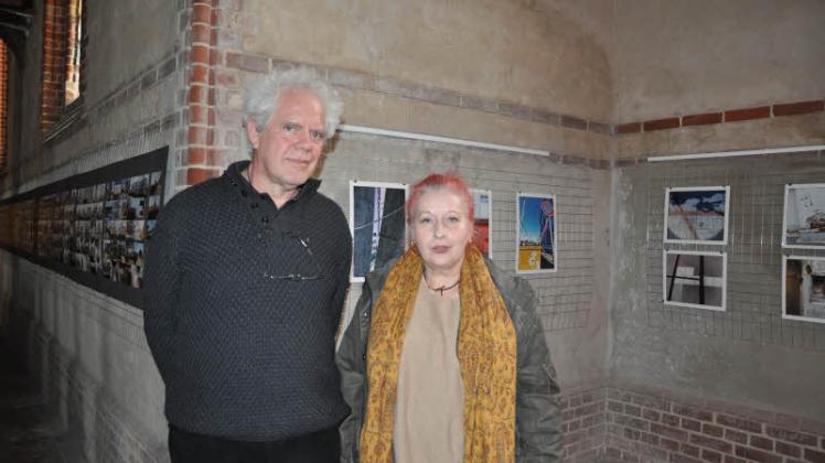 Hans Reichert und Helga Ntephe vor ihren sehr unterschiedlichen fotografischen „Fundstücken“ von der Bahnlinie Berlin-Bad Wilsnack 2014 bei der Ausstellung in der Kirche Groß Lüben.  