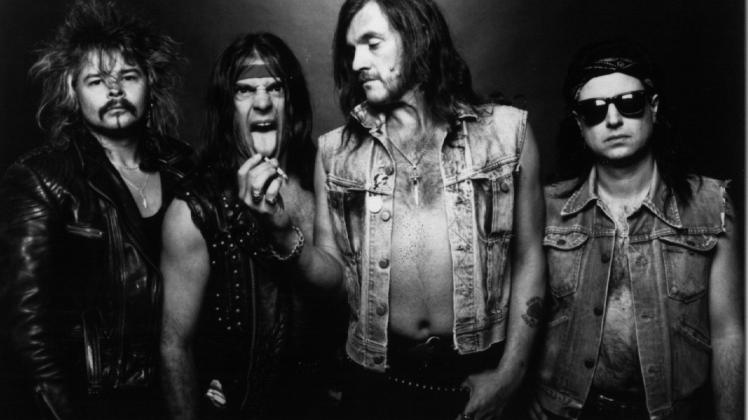 Die britische Rockgruppe Motörhead in ihrer ehemaligen Besetzung, v.l.: Philip John Taylor, Würzel, Bandleader Lemmy Kilminster und Phil Campbell. Der ehemalige Schlagzeuger der Heavy-Metal-Band, Phil Taylor, starb im Alter von 61 Jahren, wie die Band am 12. November mitteilte. 