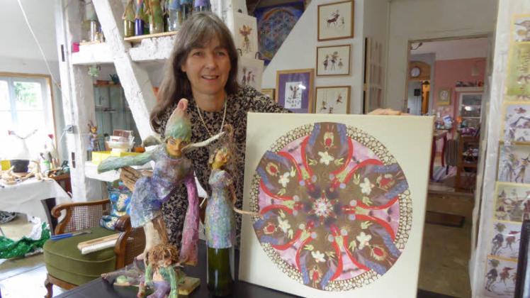 Neben Porzellanmalerei und Elfen beschäftigt sich Ines Bargholz auch mit Blütenbildern. Die 56-Jährige hat in Heiligendamm angewandte Kunst studiert. Jedes ihrer Stücke ist ein Unikat. Gerade fertig gestellt hat sie den beliebten Elfen-Jahreskalender.