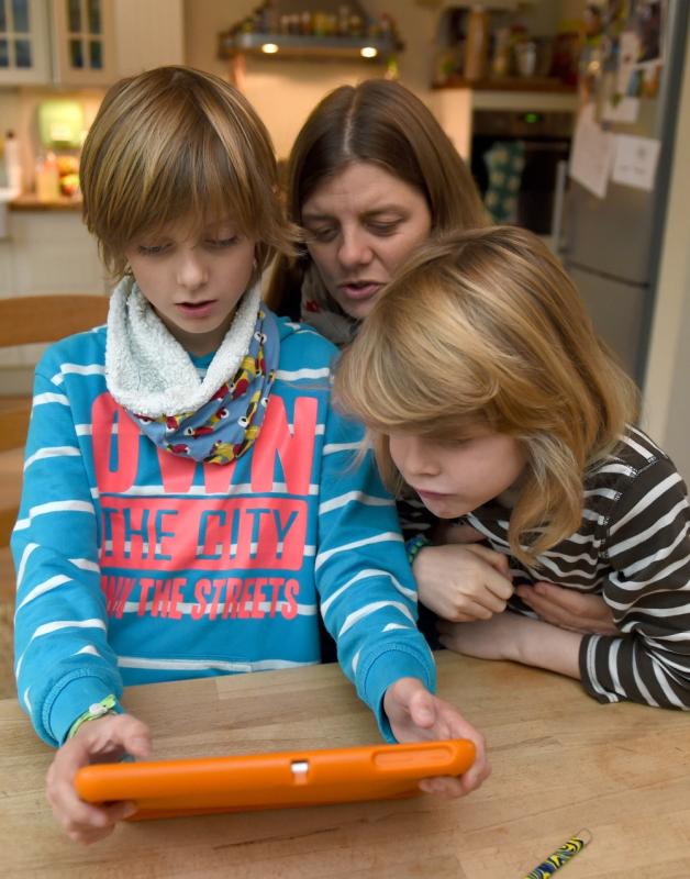 Die Brüder Jonte (8, r.) und Peeke (10) spielen mit ihrer Mutter auf dem Tablet das Lernspiel „Die Olchis“". Immer öfter gibt es zu Kinderbüchern elektronische Zusatzprogramme.