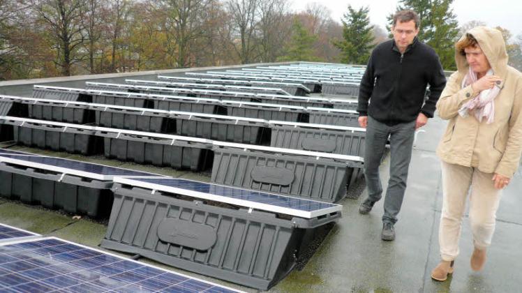 Torsten Jarchow und Simone Tscherpel bei der technischen Abnahme der Photovoltaikanlage auf dem Dach des Verwaltungsgebäudes Amt Ludwigslust-Land.  