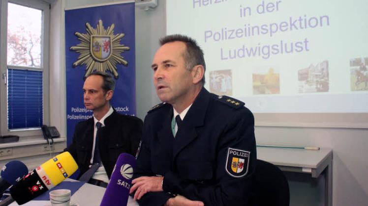 Der Leiter der Polizeiinspektion Ludwigslust Hans-Peter Günzel (r.) und der stellvertretende Kripochef beim gestrigen Pressegespräch.  