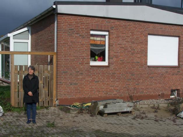 Christel Detsch steht vor dem verklinkerten Bunker B2 in Trappenkamp, in dem sie ihre ersten Jahre der Kindheit verbrachte. Christel Detsch steht vor dem verklinkerten Bunker B2 in Trappenkamp, in dem sie ihre ersten Jahre der Kindheit verbrachte.