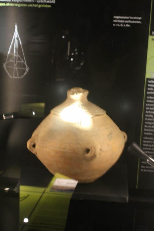 Ein Vorratstopf mit Deckel und Passkerben um das Jahr 900 n. Ch. – gefunden bei Loitz in Vorpommern. Die Archäologen tauften ihn „Honigtopf“. Fotos: erge