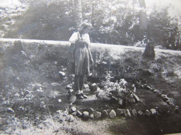 Marga Kahl 1949, jahrelang pflegte sie das Grab an der Straße zwischen Kritzow und Weberin