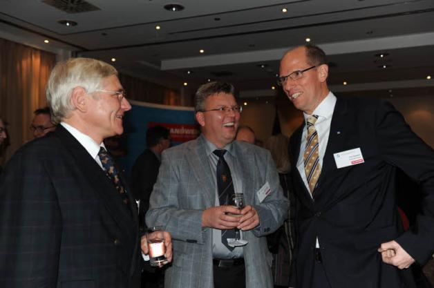 Michael Klee (von links) und Sven Steffen von der Elektro-Innung beim Plausch mit Dirk Dejewski (Volksbank).