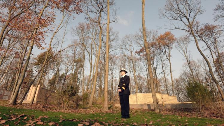 Vor einem Jahr eröffnet: Eine Bundeswehrsoldatin stand damals in einem Ehrenhain der Gedenkstätte „Wald der Erinnerung“ im brandenburgischen Geltow.  Fotos: ralf Hirschberger 