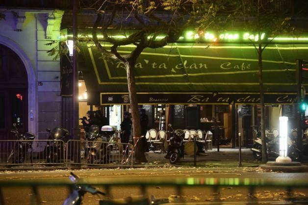 Eine Ansicht der Schäden außerhalb des Bataclan-Konzerthalle in Paris. Ein bewaffneter Mann hat angeblich Menschen als Geiseln genommen . Mindestens 26 Personen wurden bei Anschlägen erschossen.  