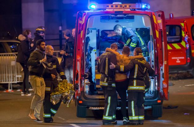 Verletzte werden aus dem Stade de France in Paris evakuiert , nachdem dort von Explosionen berichtet wurde. dpa