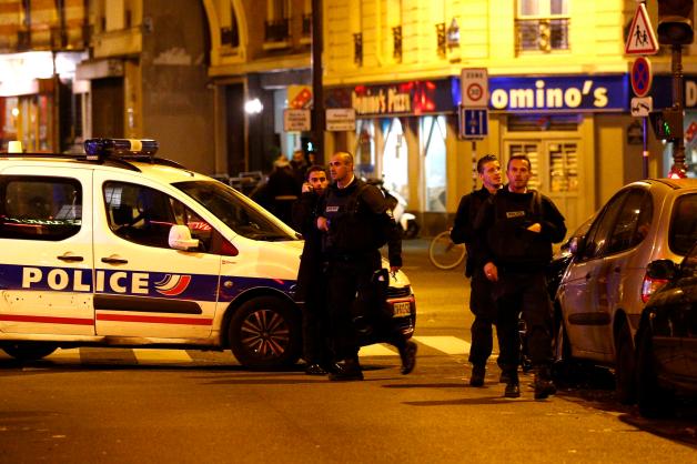 Polizeibeamte erreichen den Schauplatz der Schießereien in der französischen Hauptstadt.