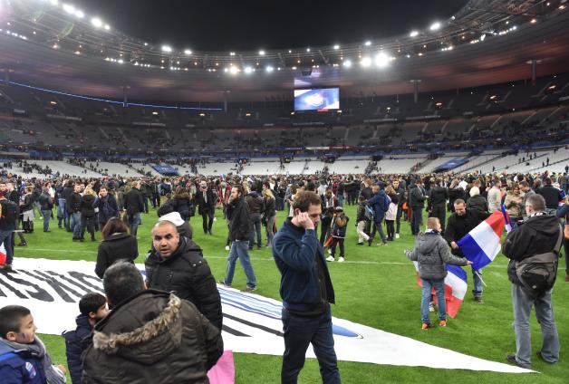 Zuschauer werden auf dem Spielfeld nach dem Freundschaftsspiel zwischen Deutschland und Frankreich im Stade de Fance in Paris gesammelt. Das Stadion wurde evakuiert, nachdem drei Bomben im Norden von Paris explodiert waren.