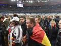 Deutsche Fans verlassen völlig schockiert das Pariser Fußball-Stadion
