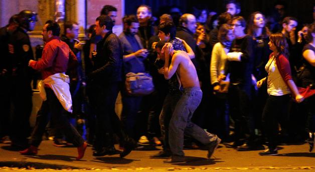 Verwundete verlassen in Panik den Club Bataclan in Paris.