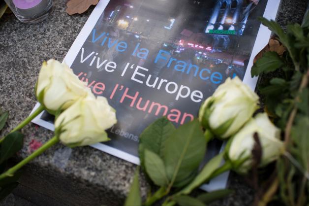 Ein Poster mit der Aufschrift „Vive la France! - Vive l'Europe! - Vive l'Humanite!“ (Es lebe Frankreich! - Es lebe Europa! - Es lebe die Menschlichkeit!) liegt von weißen Rosen umrahmt vor der Botschaft von Frankreich auf dem Pariser Platz in Berlin. Bei einer Serie von Terroranschlägen in Paris wurden mindestens 120 Menschen getötet. Ein Poster mit der Aufschrift „Vive la France! - Vive l'Europe! - Vive l'Humanite!“ (Es lebe Frankreich! - Es lebe Europa! - Es lebe die Menschlichkeit!) liegt von weißen Rosen umrahmt vor der Botschaft von Frankreich auf dem Pariser Platz in Berlin. Bei einer Serie von Terroranschlägen in Paris wurden mindestens 120 Menschen getötet.