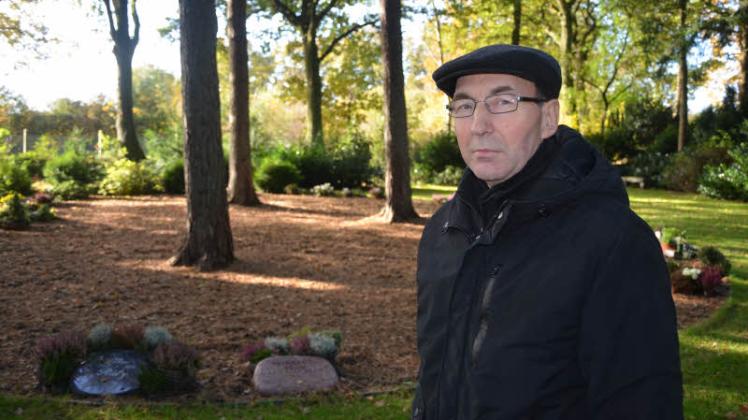 Neue Wege zur letzten Ruhe: Friedhofsverwalter Thomas Schlott. in der Baumgrabanlage mit Urnengräbern auf dem Friedhof Klint.