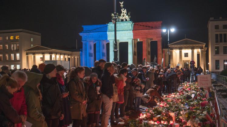 Trauer und Solidarität weltweit: Wie hier in Berlin das Brandenburger Tor werden in vielen Metropolen die Wahrzeichen mit den Farben Frankreichs angeleuchtet. Nach den Terroranschlägen von Paris, bei denen mindestens 120 Menschen starben, trauerten Millionen Menschen rund um den Globus.