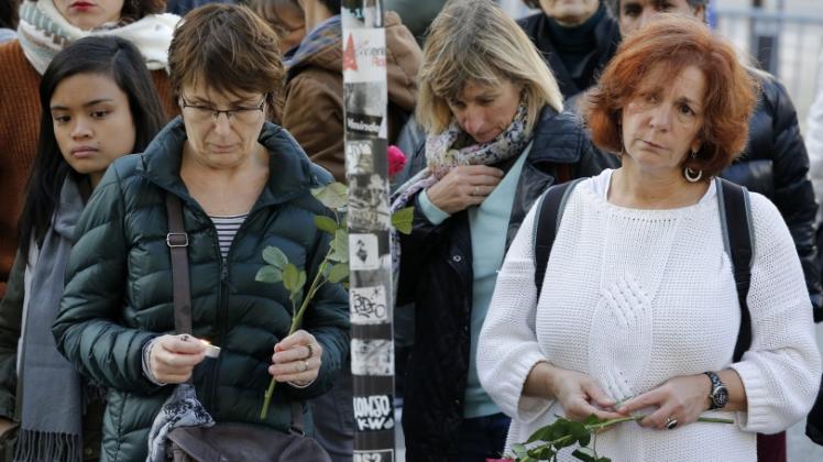 Viele Leute trauern um die Menschen, die bei den Anschlägen in Paris getötet wurden.  