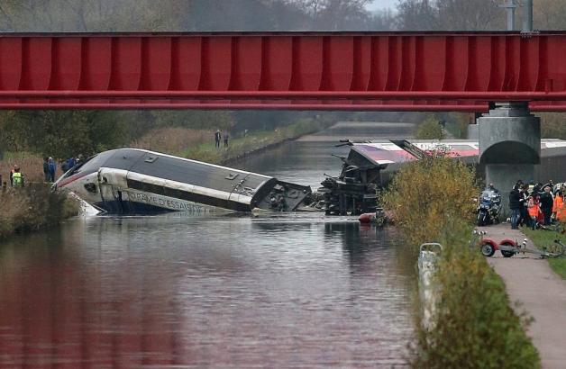 Der Schnellzug stürzte bei einer Testfahrt im Elsass in einen Fluss. Zehn Menschen verloren ihr Leben. Der Schnellzug stürzte bei einer Testfahrt im Elsass in einen Fluss. Zehn Menschen verloren ihr Leben.
