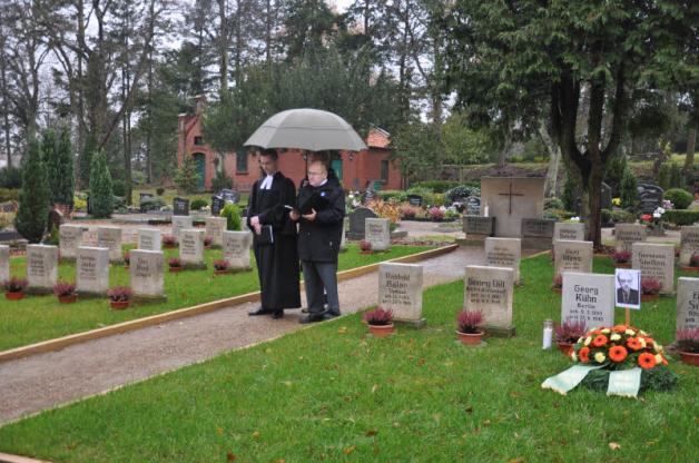 Pastor Markus Hasenpusch und Volker Pansch auf der neugestaltetn Kriegsgräberstätte auf dem Dömitzer Friedhof. 