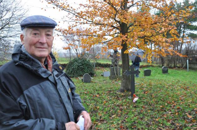 Kurt Bobek kam aus Berlin zu der Gedenkfeier auf dem so genannte Flüchtlingsfriedhof von Tarnow. Eine Tante und eine Großmutter fanden hier ihre letzte Ruhe. Vor rund 15 Jahren pflanzte er die Rotbuche.