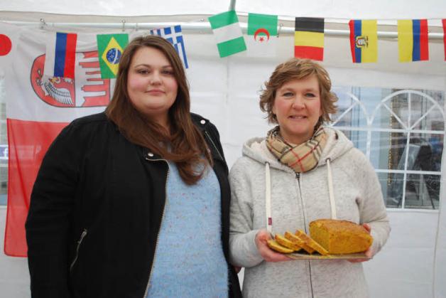 Sigrid Patten und ihre Tochter Judith waren aus Wasbek zum Willkommensfest gekommen, um Brot anzubieten.