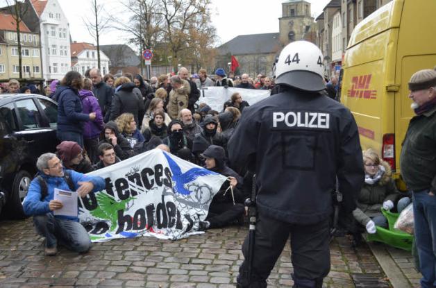 Kein Durchkommen: Die Gegendemonstranten gaben den Weg vom Kleinflecken Richtung Mühlenhof nicht frei. Kein Durchkommen: Die Gegendemonstranten gaben den Weg vom Kleinflecken Richtung Mühlenhof nicht frei.