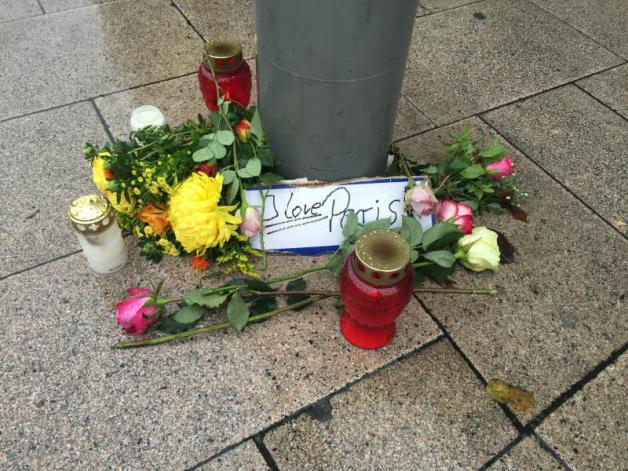 „I love Paris“: Blumen und Kerzen auf dem Marienplatz