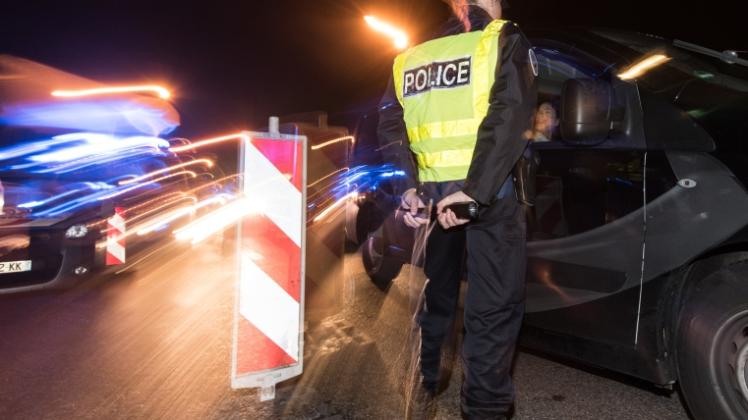 Der Ausnahmezustand wurde verlängert: Beamte der Police Nationale kontrollieren nach der Serie von Terrorangriffen in Paris in der Nacht zahlreiche Fahrzeuge.  
