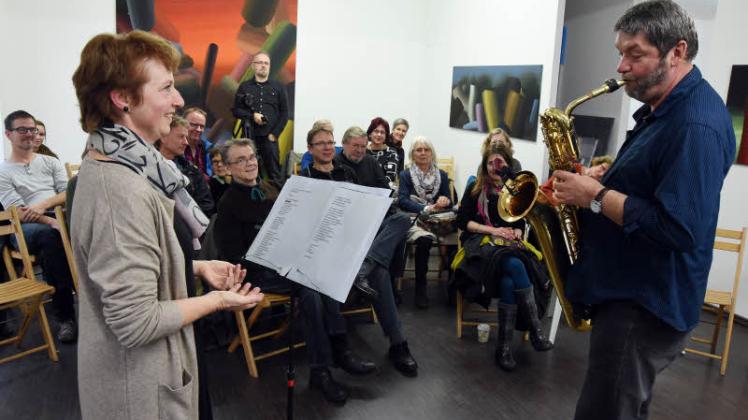 Lyrik und Musik: Hannah Lenz und Herbert Weisrock unterhielten die Gäste in der Galerie AG in der Münzstraße mit einer besonderen kulturellen Darbietung. 