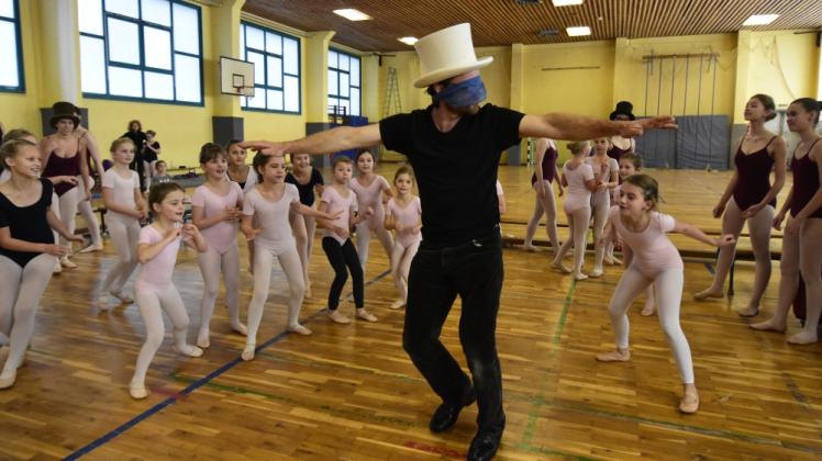 Spaß verbreiten lautet das Motto in der Geschichte, wo Herr Drosselmeier die Kinder versucht zu fangen, bevor der Tanz beginnt. Fotos: Volker Bohlmann 